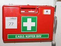 Verbandtrommel met inhoud en wandbeugel. - afbeelding 1 van  2
