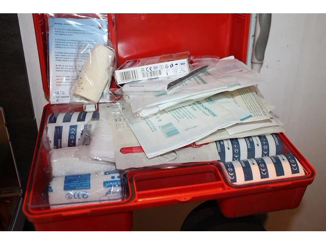 Verbandtrommel met inhoud en wandbeugel. - afbeelding 2 van  2