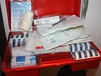 Verbandtrommel met inhoud en wandbeugel. - afbeelding 2 van  2