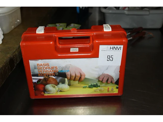 Verbandtrommel met inhoud. - afbeelding 1 van  2
