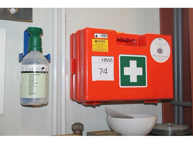 Verbandtrommel met wandbeugel en oogdouche. - afbeelding 1 van  1