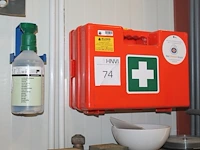 Verbandtrommel met wandbeugel en oogdouche. - afbeelding 1 van  1