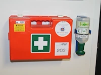 Verbandtrommel met wandbeugel en oogdouche. - afbeelding 1 van  1