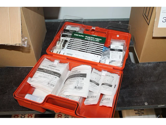 Verbandtrommel met wandbeugel. gekeurd tot 11-2025. - afbeelding 1 van  2