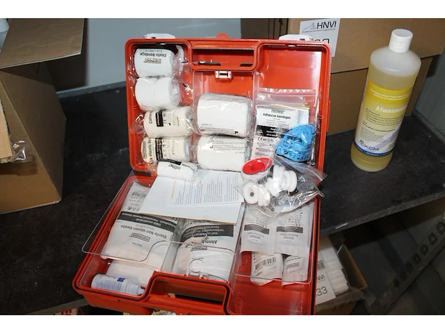 Verbandtrommel met wandbeugel. gekeurd tot 11-2025. - afbeelding 1 van  2