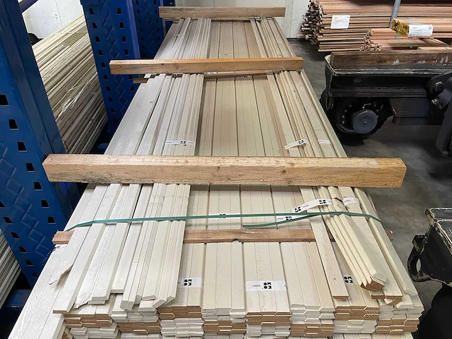 Verduurzaamde naaldhout glaslatten (opdeklat) gegrond 13x37mm, lengte 300cm (456x) - afbeelding 1 van  4