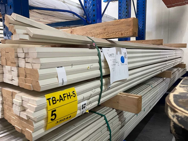 Verduurzaamde naaldhout glaslatten (opdeklat) gegrond 13x37mm, lengte 300cm (456x) - afbeelding 2 van  4