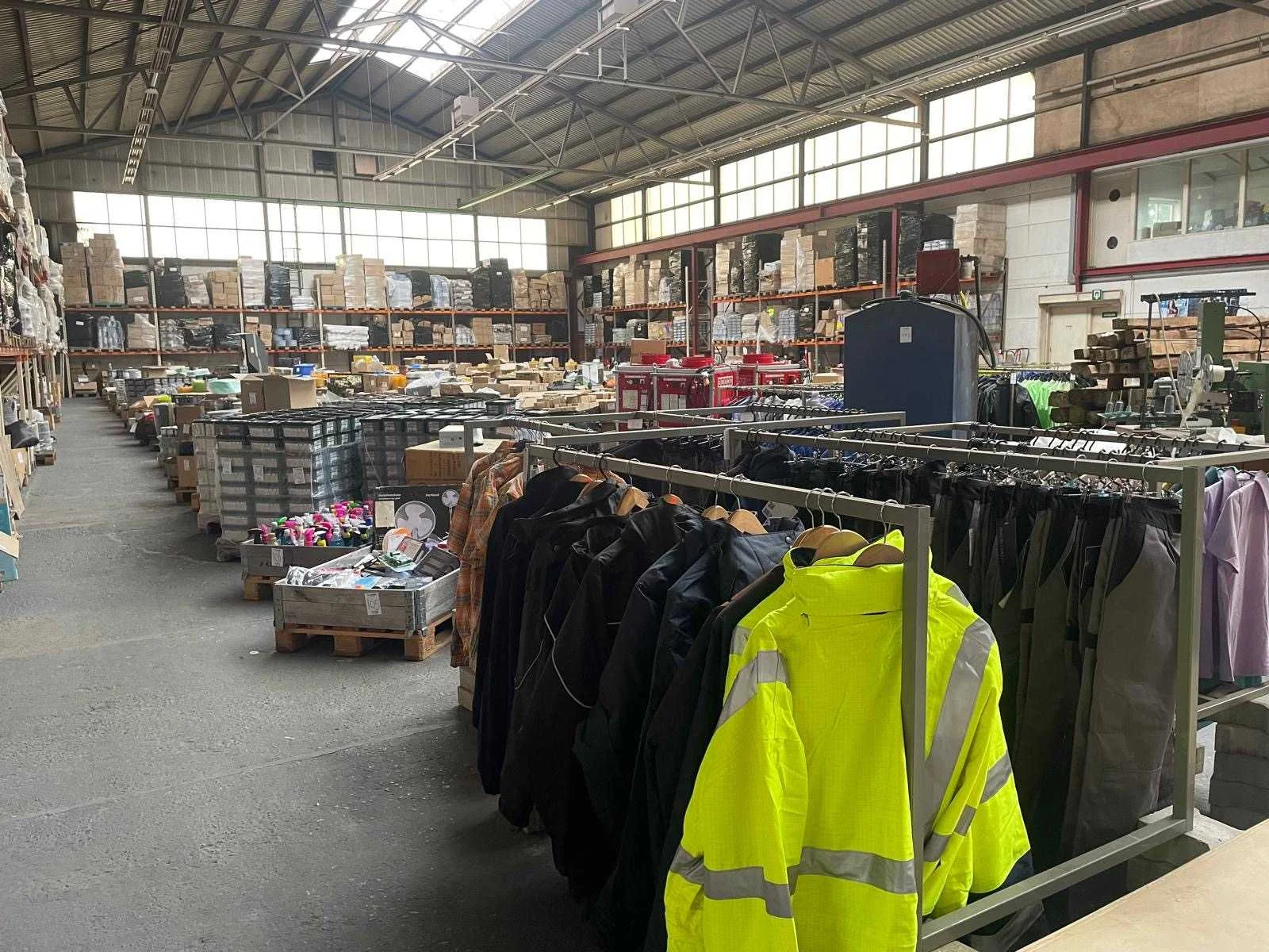 Verf, werkkleding, gereedschappen en paardenboxen