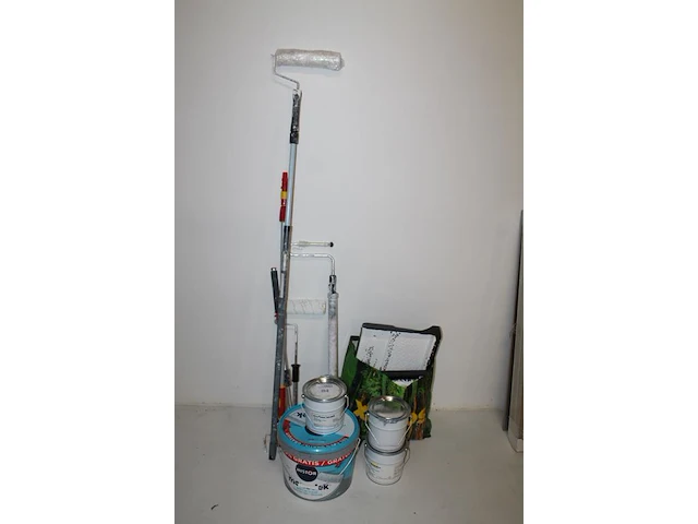 Verfproducten waaronder drie blikken 1k polyethureencoating evocoat hardtop wit 2.5 kg, verfbakken, verfrol... - afbeelding 2 van  2