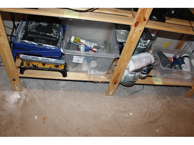 Verfproducten waaronder handschoenen, verfbakken, kitten, kwasten, verfrollers en verf op twee schappen. - afbeelding 1 van  3