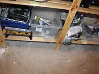 Verfproducten waaronder handschoenen, verfbakken, kitten, kwasten, verfrollers en verf op twee schappen. - afbeelding 1 van  3