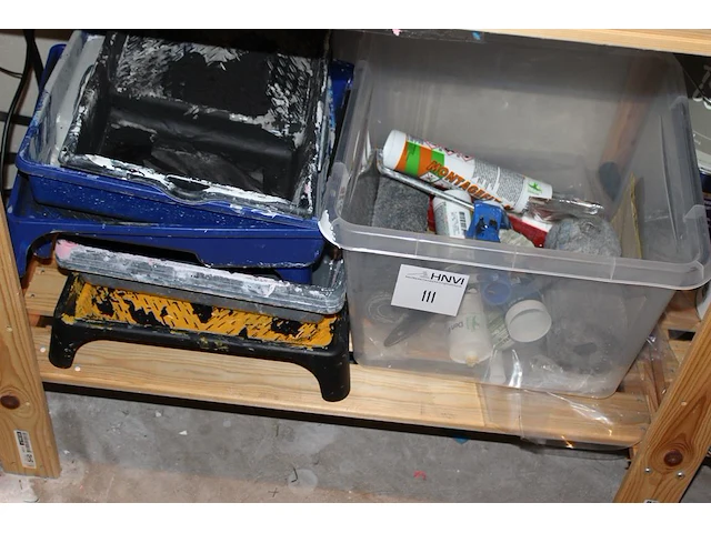 Verfproducten waaronder handschoenen, verfbakken, kitten, kwasten, verfrollers en verf op twee schappen. - afbeelding 2 van  3