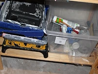 Verfproducten waaronder handschoenen, verfbakken, kitten, kwasten, verfrollers en verf op twee schappen. - afbeelding 2 van  3