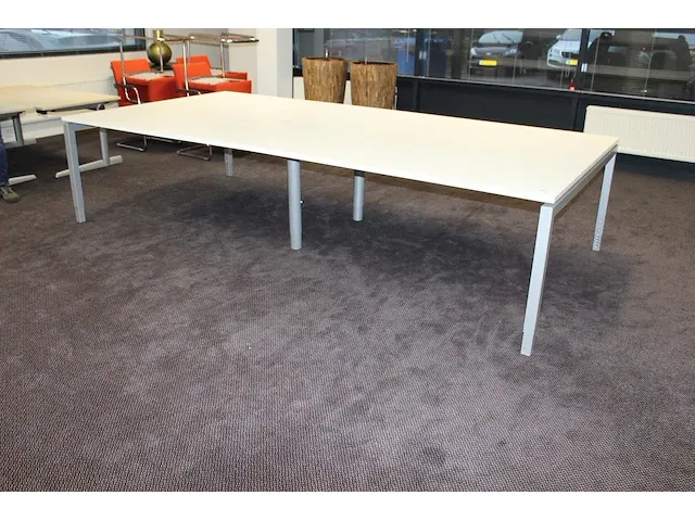 Vergader/spreektafel met metalen onderstel en wit bovenblad. afmeting 320 x 160 cm. in hoogte verstelbaar. ... - afbeelding 1 van  2