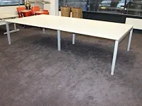 Vergader/spreektafel met metalen onderstel en wit bovenblad. afmeting 320 x 160 cm. in hoogte verstelbaar. ... - afbeelding 1 van  2