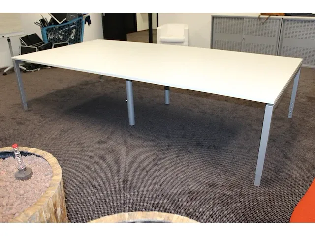Vergader/spreektafel met metalen onderstel en wit bovenblad. afmeting 320 x 160 cm. in hoogte verstelbaar. ... - afbeelding 2 van  2