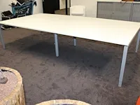 Vergader/spreektafel met metalen onderstel en wit bovenblad. afmeting 320 x 160 cm. in hoogte verstelbaar. ... - afbeelding 2 van  2