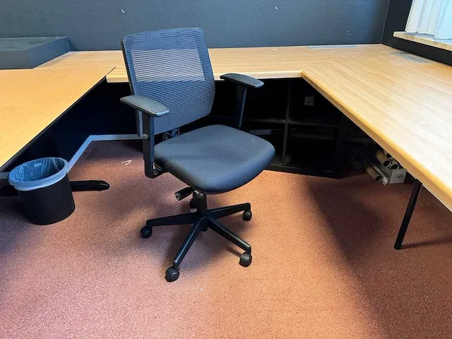 Vergadertafel, bureau en bureaustoel - afbeelding 4 van  5