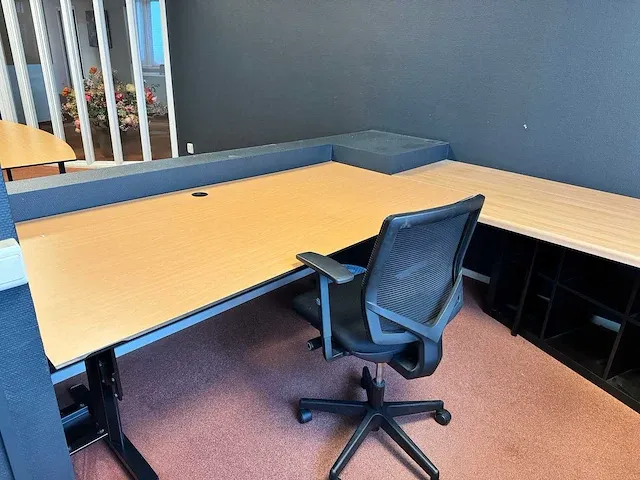 Vergadertafel, bureau en bureaustoel - afbeelding 5 van  5