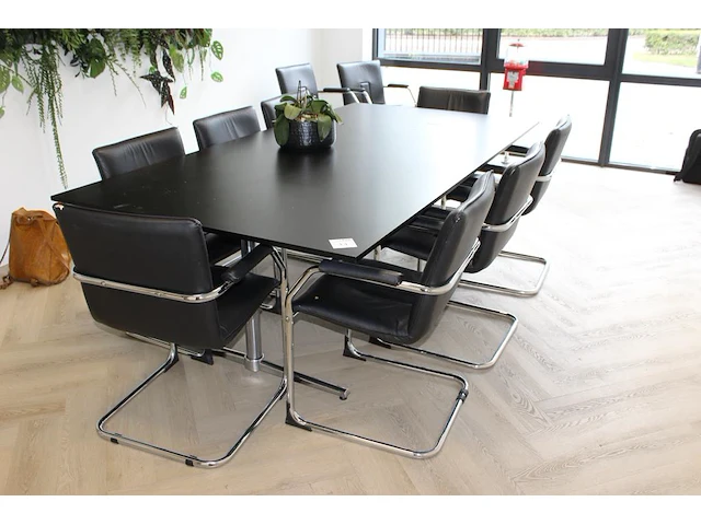 Vergadertafel met 10 sledestoelen, kunstleder gestoffeerd. let op: meerdere stoelen met diverse lichte besc... - afbeelding 2 van  3