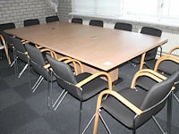 Vergadertafel met 14 zwart gestoffeerde buisstalen stoelen met houten armleuningen, waarvan enkele beschadi... - afbeelding 1 van  3