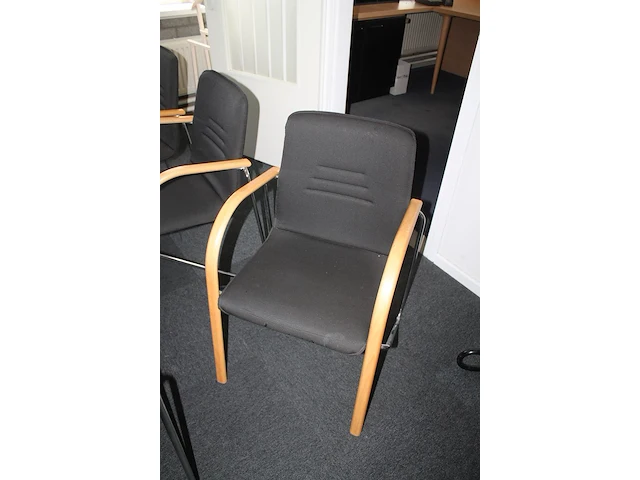 Vergadertafel met 14 zwart gestoffeerde buisstalen stoelen met houten armleuningen, waarvan enkele beschadi... - afbeelding 2 van  3