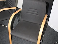 Vergadertafel met 14 zwart gestoffeerde buisstalen stoelen met houten armleuningen, waarvan enkele beschadi... - afbeelding 2 van  3