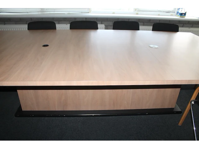 Vergadertafel met 14 zwart gestoffeerde buisstalen stoelen met houten armleuningen, waarvan enkele beschadi... - afbeelding 3 van  3