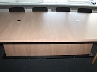 Vergadertafel met 14 zwart gestoffeerde buisstalen stoelen met houten armleuningen, waarvan enkele beschadi... - afbeelding 3 van  3