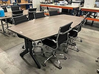 Vergadertafel met stoelen