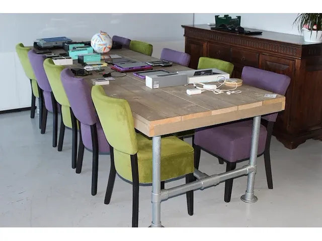 Vergadertafel met tien gestoffeerde houten stoelen. met metalen onderstel en houten blad 300 x 98 x 76 cm. - afbeelding 1 van  3