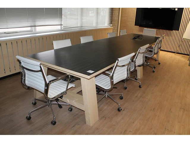 Vergadertafel met tien replica charles & eames verrijdbare stoelen. afmeting tafel 450 x 120 x 75 cm (in tw... - afbeelding 1 van  5