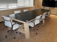 Vergadertafel met tien replica charles & eames verrijdbare stoelen. afmeting tafel 450 x 120 x 75 cm (in tw...