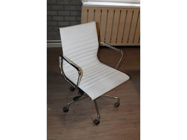 Vergadertafel met tien replica charles & eames verrijdbare stoelen. afmeting tafel 450 x 120 x 75 cm (in tw... - afbeelding 4 van  5