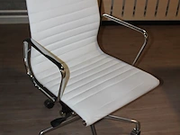 Vergadertafel met tien replica charles & eames verrijdbare stoelen. afmeting tafel 450 x 120 x 75 cm (in tw... - afbeelding 4 van  5
