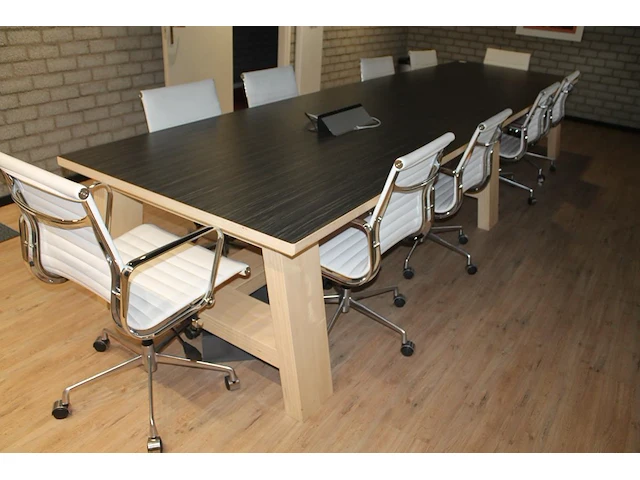 Vergadertafel met tien replica charles & eames verrijdbare stoelen. afmeting tafel 450 x 120 x 75 cm (in tw... - afbeelding 5 van  5