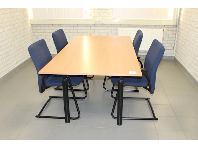 Vergadertafel met vier buisstalen stoelen blauw gestoffeerd. afmeting 200 x 100 x 73 cm. - afbeelding 2 van  3