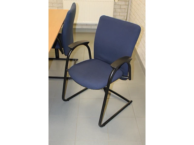 Vergadertafel met vier buisstalen stoelen blauw gestoffeerd. afmeting 200 x 100 x 73 cm. - afbeelding 3 van  3