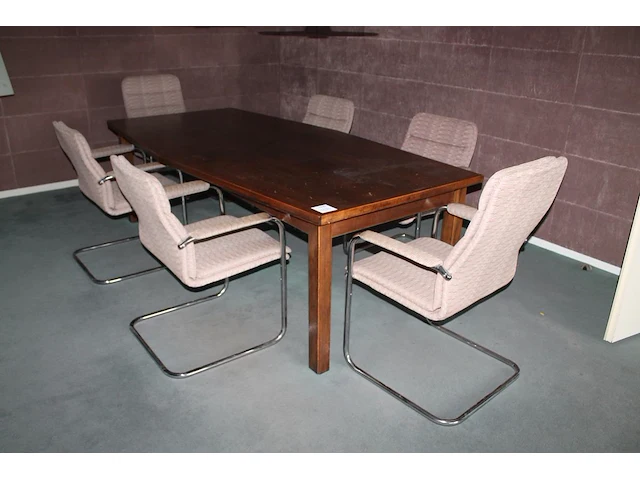 Vergadertafel met zes roze beklede buisstalen stoelen thonet met gebruikssporen aan bekleding. afmeting 240... - afbeelding 1 van  2
