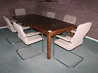 Vergadertafel met zes roze beklede buisstalen stoelen thonet met gebruikssporen aan bekleding. afmeting 240... - afbeelding 1 van  2