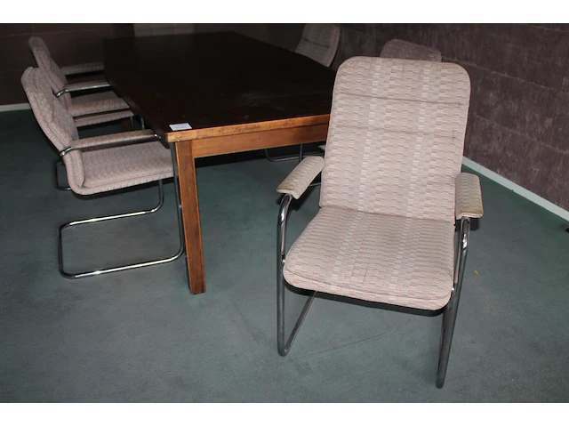 Vergadertafel met zes roze beklede buisstalen stoelen thonet met gebruikssporen aan bekleding. afmeting 240... - afbeelding 2 van  2