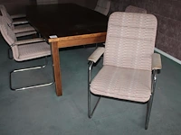 Vergadertafel met zes roze beklede buisstalen stoelen thonet met gebruikssporen aan bekleding. afmeting 240... - afbeelding 2 van  2