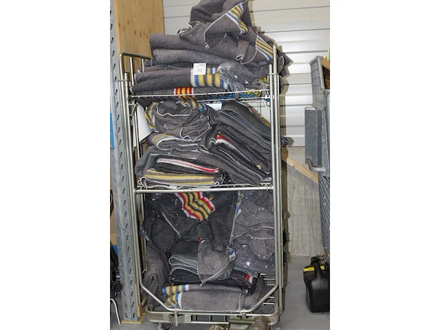 Verhuisdekens in rolcontainer. - afbeelding 2 van  2