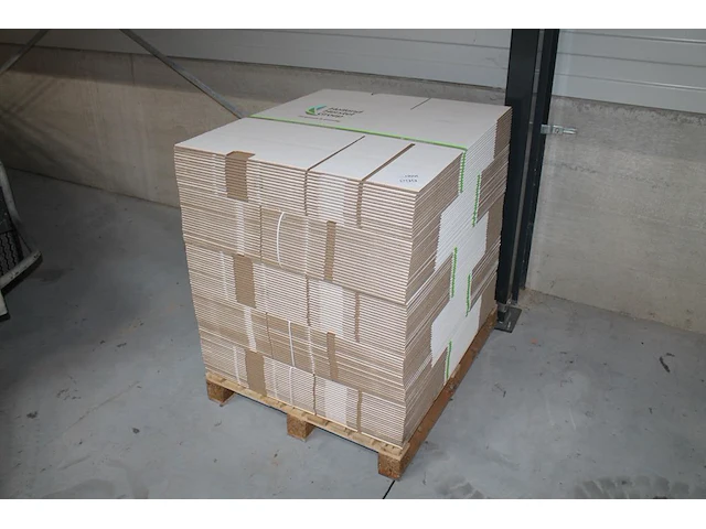 Verhuisdozen op pallet. 95 stuks. - afbeelding 1 van  2