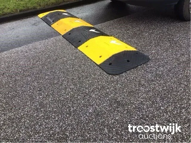 Verkeersdrempel verkeersheuvel - afbeelding 9 van  13