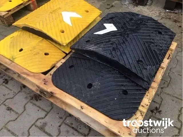 Verkeersdrempel verkeersheuvel - afbeelding 10 van  13