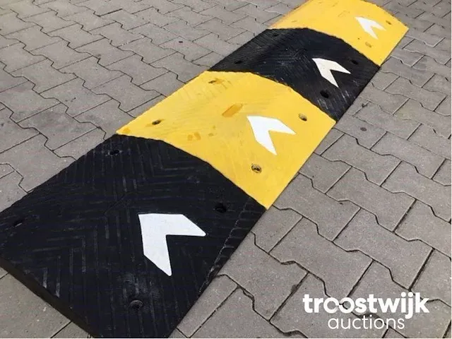 Verkeersdrempel verkeersheuvel - afbeelding 1 van  7