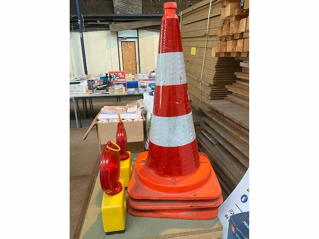 Verkeerskegel en waarschuwingslamp (5x) - afbeelding 3 van  3