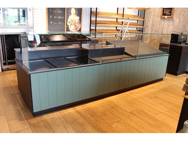 Verkoopbalie met twee vitrines, drie kasten en diverse schappen. afmeting 347 x 115 x 125 cm. - afbeelding 1 van  4