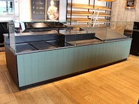Verkoopbalie met twee vitrines, drie kasten en diverse schappen. afmeting 347 x 115 x 125 cm. - afbeelding 1 van  4